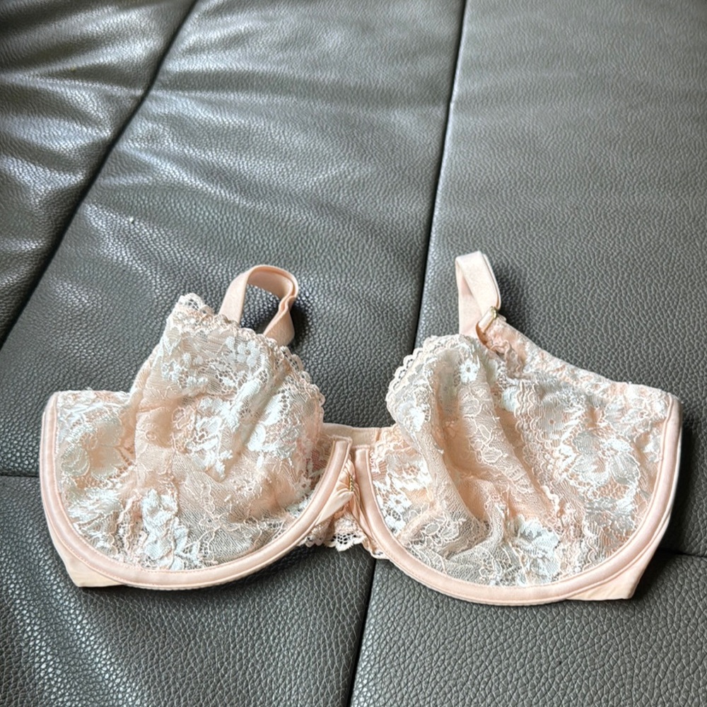 Victoria's Secret Lace Underwire Bra - Peach